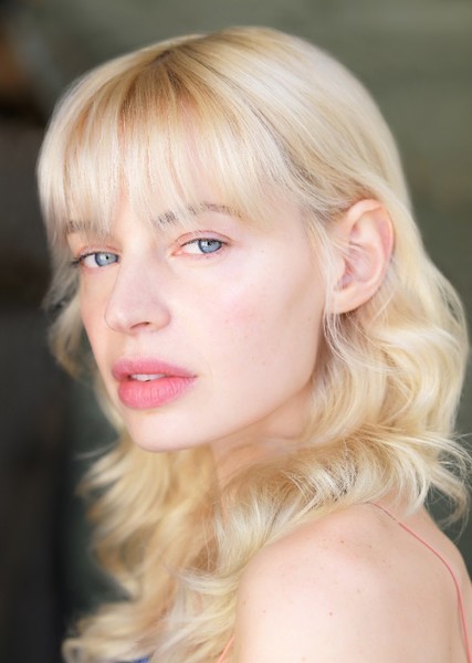 Chloe Farnworth photo