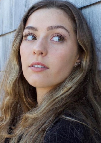 Chloe Lang photo