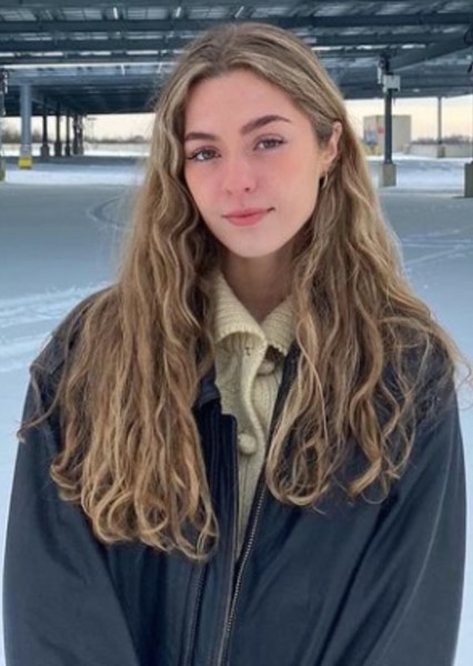 Chloe Lang photo