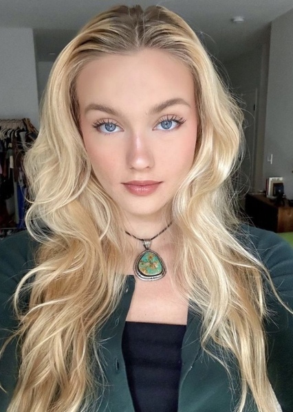 Chloe Rose Robertson photo