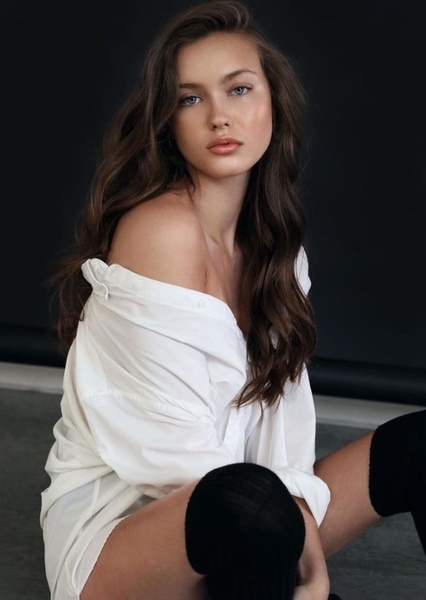 Chloe Rose Robertson photo