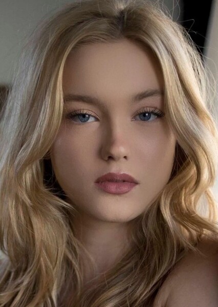 Chloe Rose Robertson photo