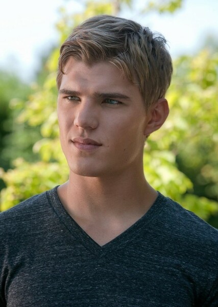 Chris Zylka photo