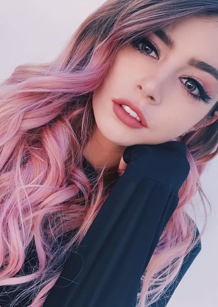 Chrissy Costanza photo
