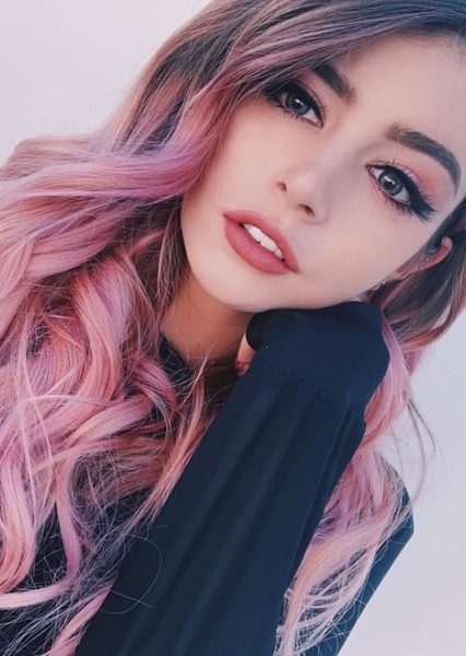 Chrissy Costanza photo