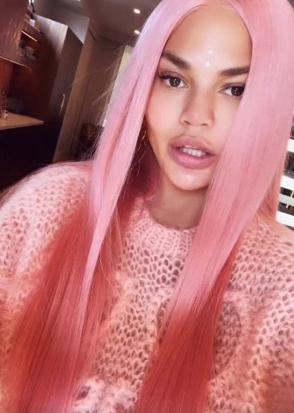 Chrissy Teigen photo