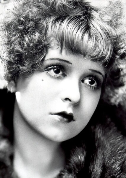 Clara Bow photo