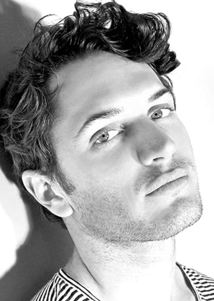 Colin Woodell photo