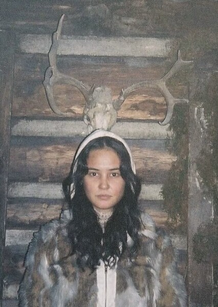 Courtney Eaton photo