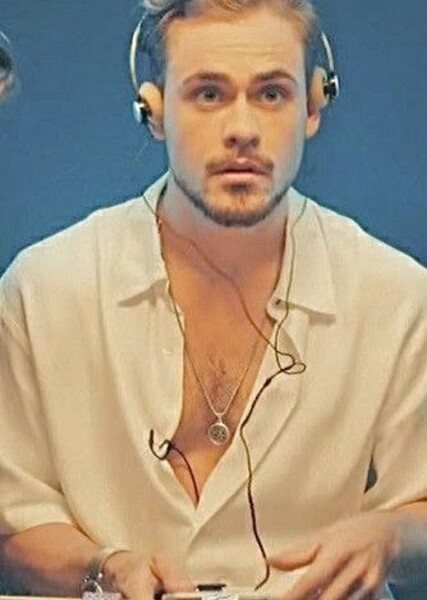 Dacre Montgomery photo