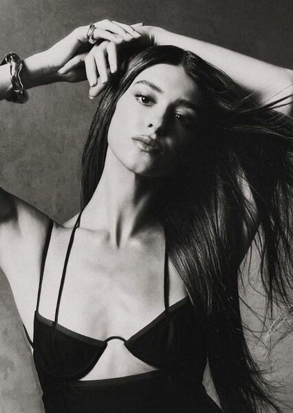 Daisy Edgar-Jones photo