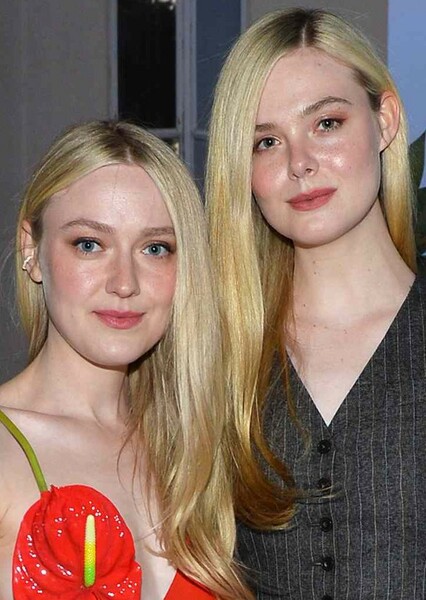 Dakota and Elle Fanning photo