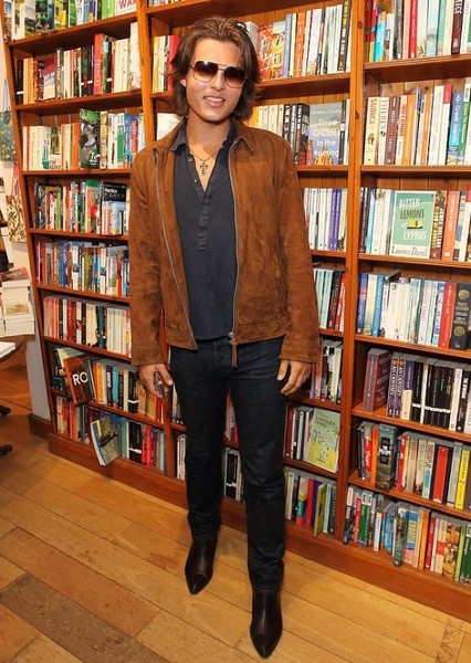 Damian Hurley photo