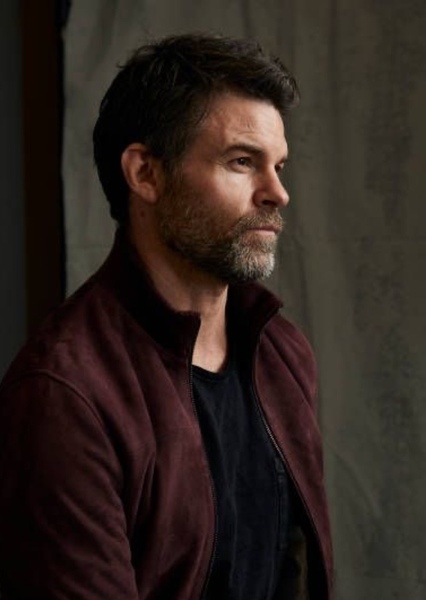Daniel Gillies photo