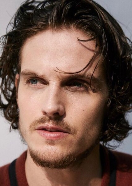 Daniel Sharman photo