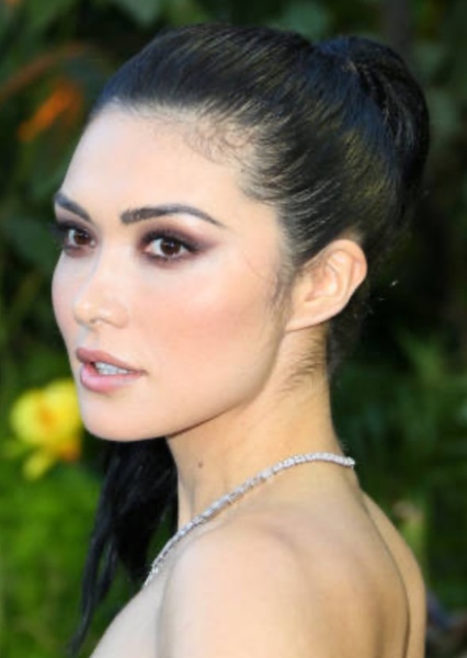 Daniella Pineda photo