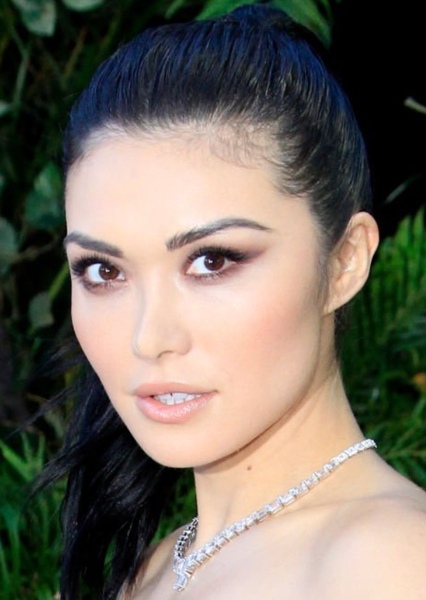 Daniella Pineda photo