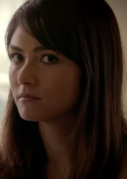 Daniella Pineda photo