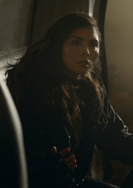 Daniella Pineda photo