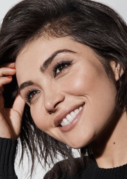 Daniella Pineda photo
