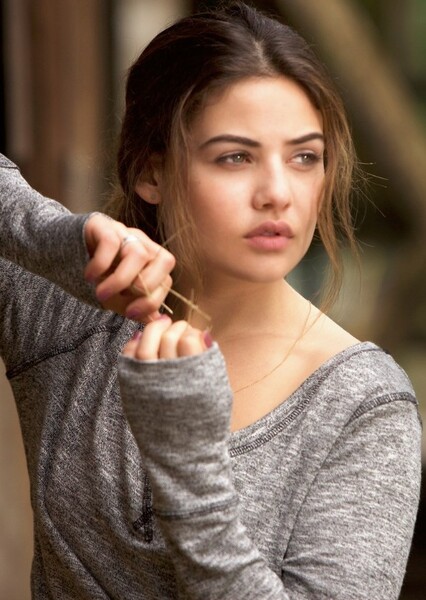 Danielle Campbell photo