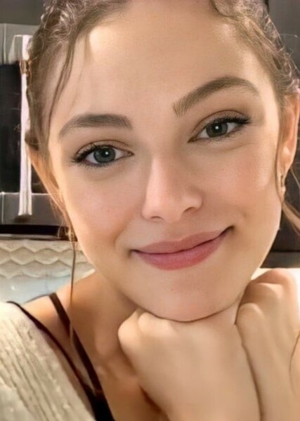 Danielle Rose Russell photo