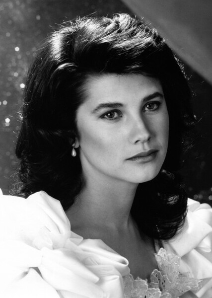 Daphne Zuniga photo