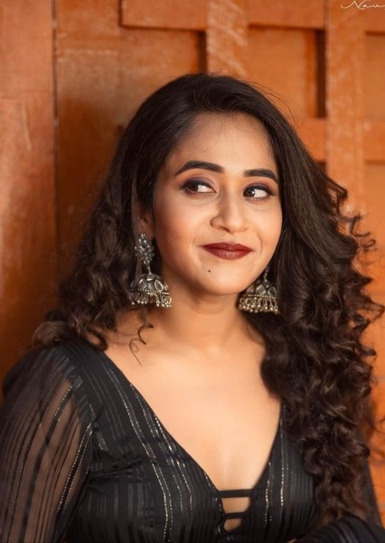Deepthi Sunaina photo