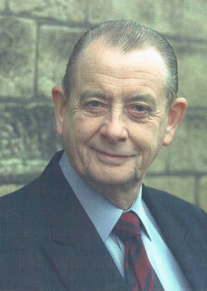 Derek Fowlds photo