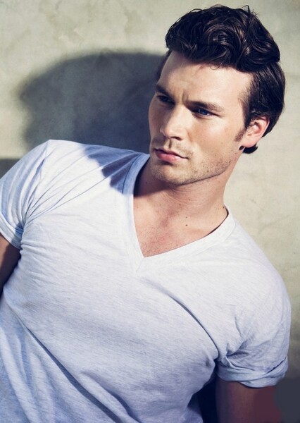 Derek Theler photo