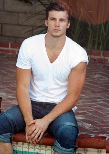 Derek Theler photo