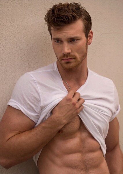 Derek Theler photo