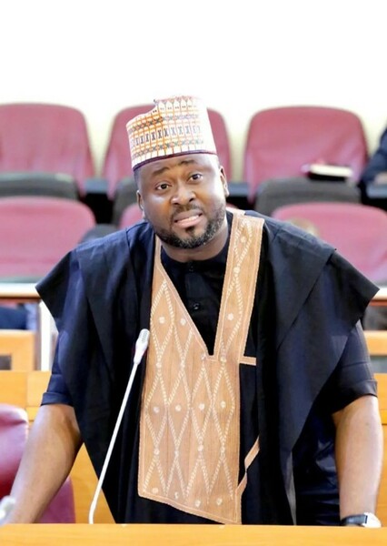 Desmond Elliot photo