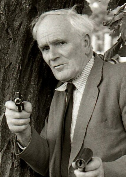 Desmond Llewelyn photo