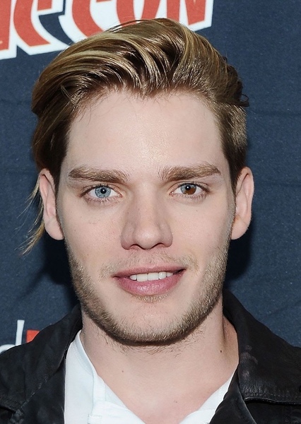 Dominic Sherwood photo