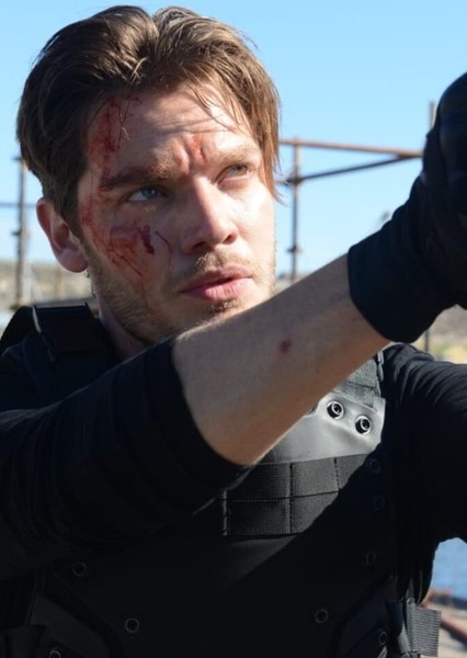 Dominic Sherwood photo
