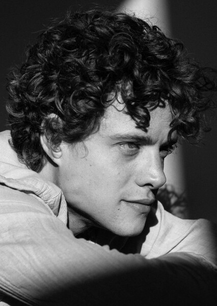 Douglas Smith photo