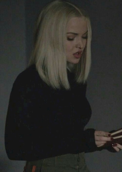 Dove Cameron photo