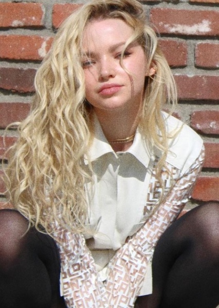 Dove Cameron photo