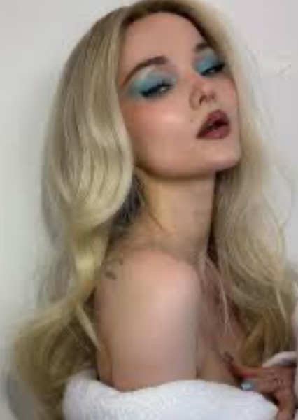 Dove Cameron photo