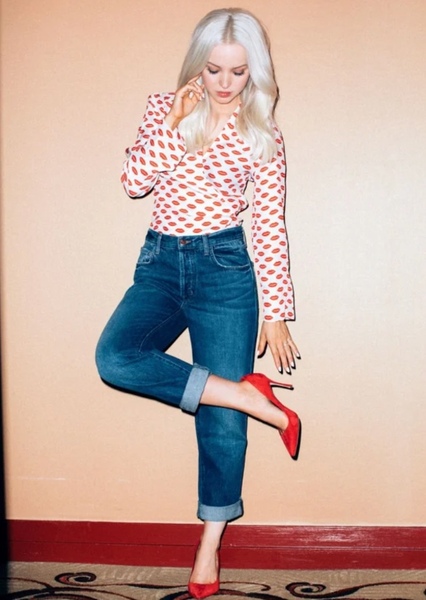 Dove Cameron photo