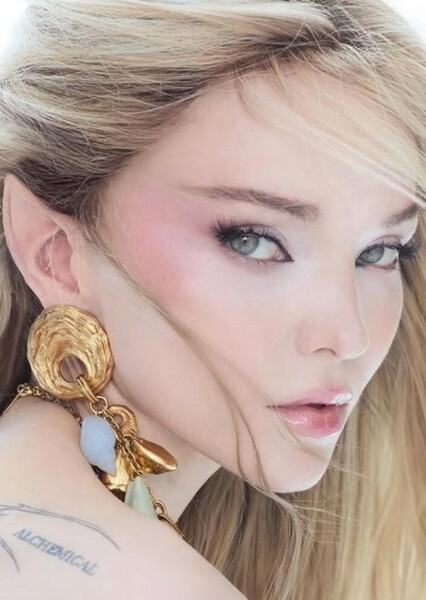 Dove Cameron photo