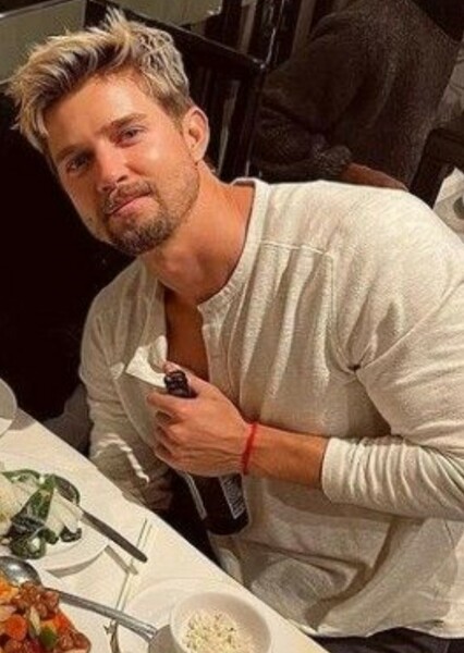 Drew Van Acker photo