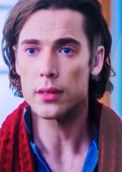 Dustin Milligan photo