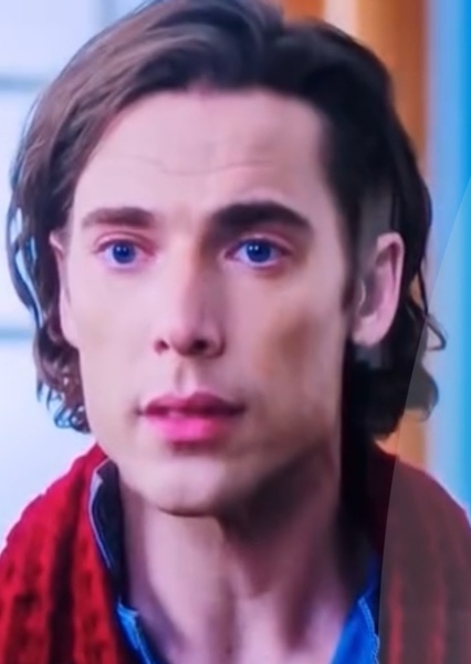 Dustin Milligan photo