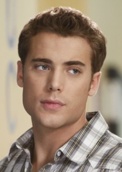 Dustin Milligan photo