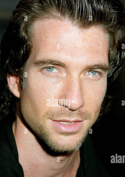 Dylan McDermott photo