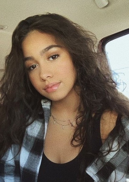 Elana Caceres photo