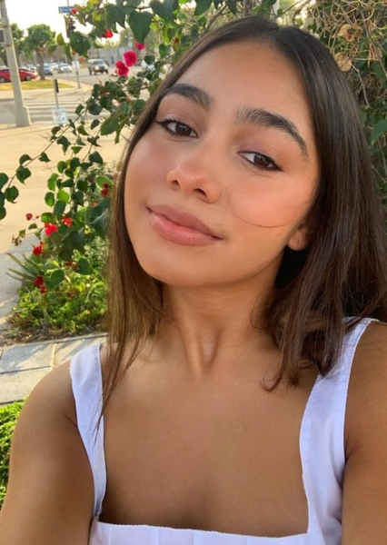 Elana Caceres photo