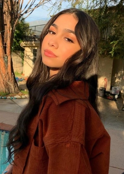 Elana Caceres photo